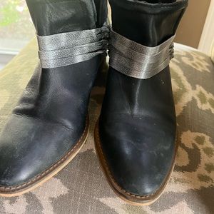 Diva True Boot with silver/gray trim.